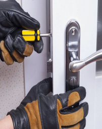 Emergency locksmith lockout service